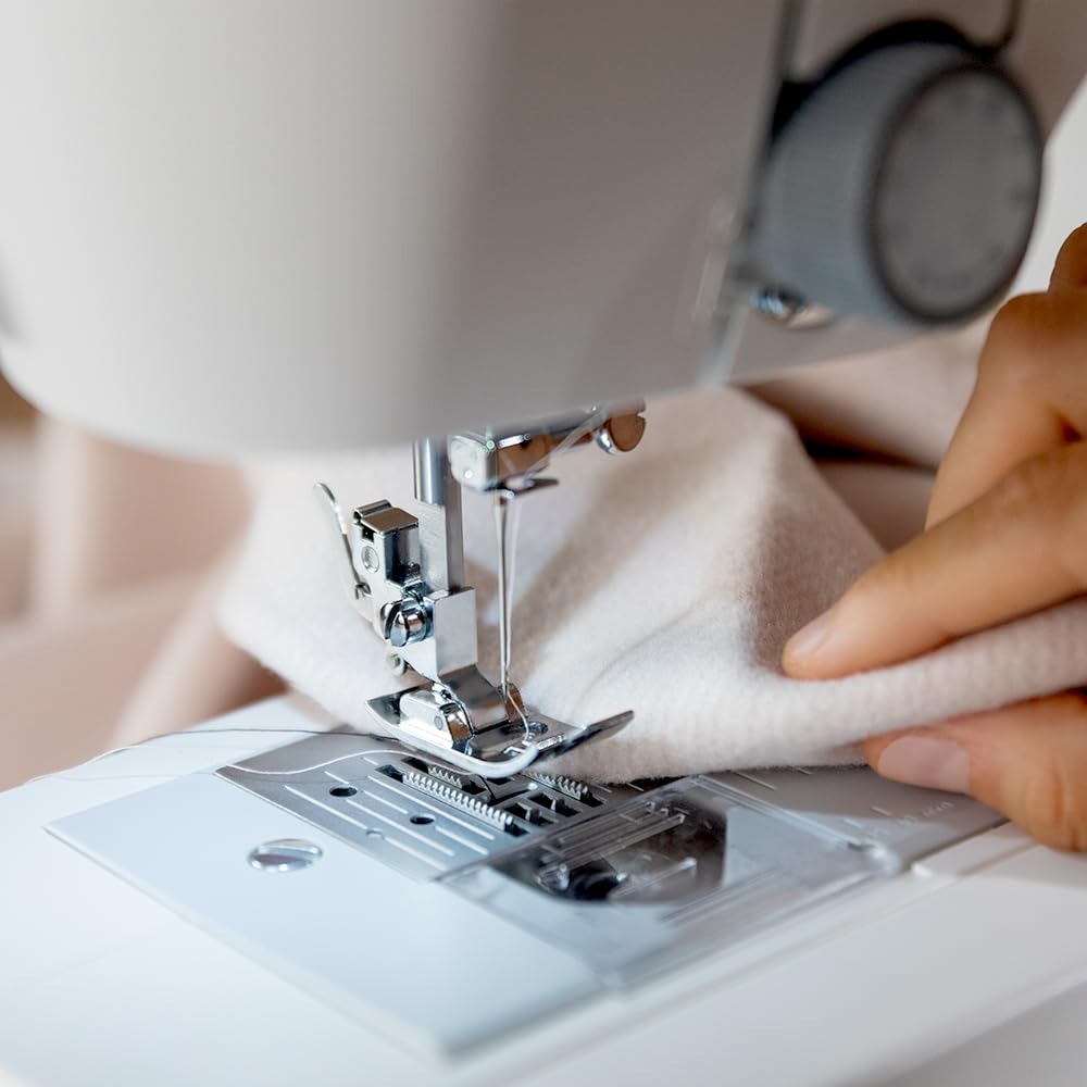 Cecotec Máquina de Coser, Compacta y Portátil, 15 Puntadas, Principiantes, BelleCouture 1500, Ojal manual en 4 tiempos, Ojalador regulable, Tensión del hilo ajustable y Kit de Accesorios