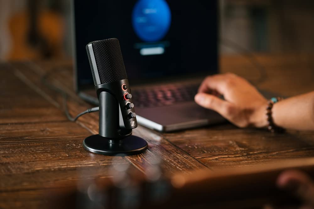 Sennheiser Profile Micrófono USB con Soporte para sobremesa - Diseño Plug & Play, Grabar podcasts y Streaming, Cápsula de Condensador cardioide, Cable USB-C de 1,2m - Negro (700065)