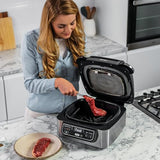 Ninja Foodi Parrilla de interior y Freidora de aire, 5,7 l, 5 funciones de cocción, Freír con aire, Parrilla, Asar, Hornear y más, piezas aptas para lavavajillas, en negro y plata, AG301EU