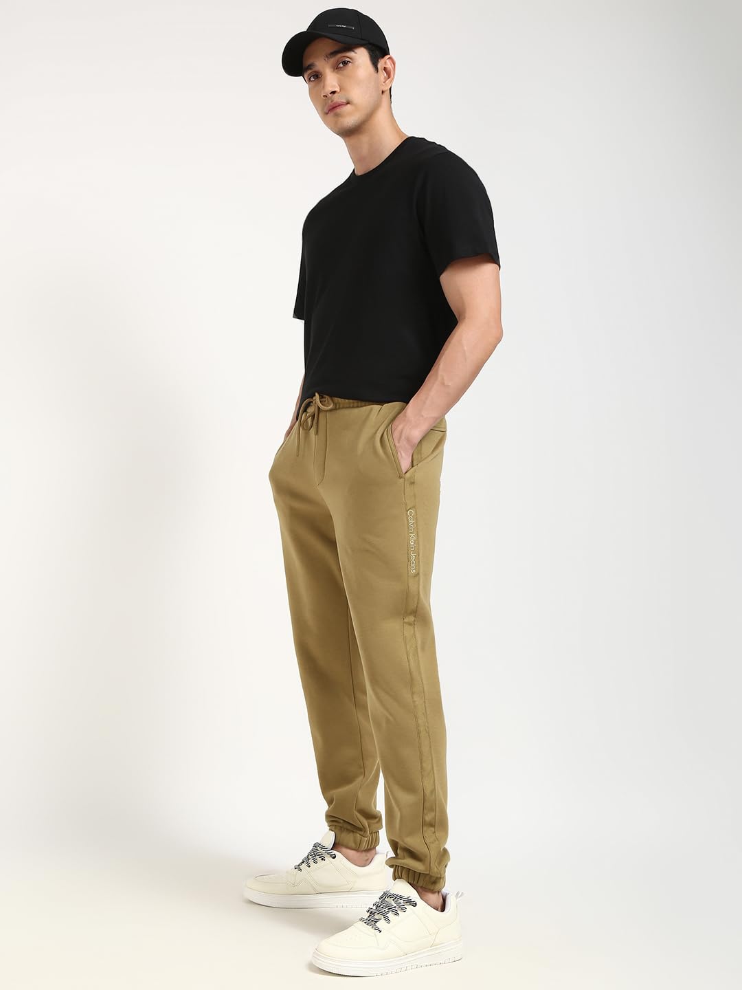 Calvin Klein Pantalón de chándal Hombre Logo Tape Pant con cordón, Verde (Gothic Olive), XS