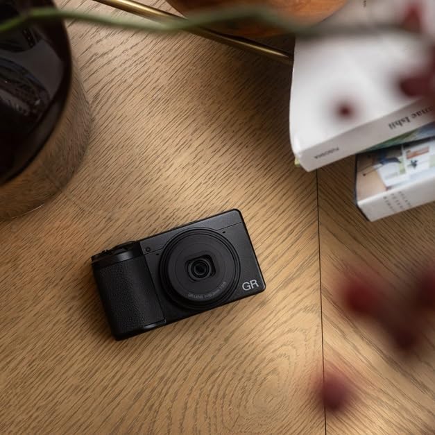 RICOH GR IV HDF, Modelo ampliado de la GR IV con Filtro difusor de Luces Altas Integrado. Cámara compacta Digital Premium definitiva con Nuevo Sensor CMOS de tamaño APS-C de 25,74 MP