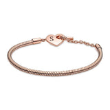 Pandora Moments Pulsera con cadena de serpiente chapada en oro rosa de 14 quilates con cierre en forma de corazón y barra en T, 21