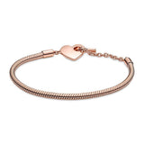 Pandora Moments Pulsera con cadena de serpiente chapada en oro rosa de 14 quilates con cierre en forma de corazón y barra en T, 21