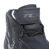 TCX - R04D Waterproof, Zapatillas de Moto Impermeables para Hombre, Certificadas con Membrana T-DRY, Cordones y Cierre de Velcro, Parte Superior de Malla, Negro/Blanco