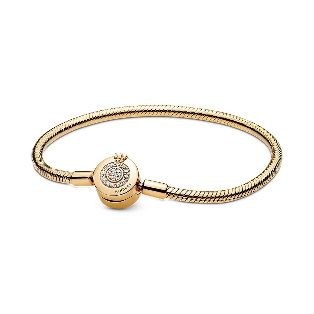 PANDORA Signature Moments Pulsera de cadena de serpiente con cierre con diseño de corona centelleante en O chapada en oro de 14 quilates con circonitas cúbicas transparentes, 17