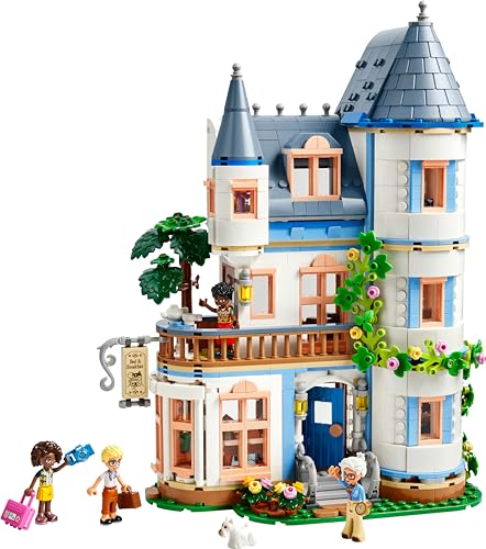 LEGO Friends Hostal del Castillo de Juguete, Juego con Hotel y 4 Mini Muñecos, Regalo para Niñas y Niños de 12 Años o Más, Figura de un Perro y Accesorios, Decoración para la Estantería 42638