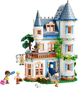 LEGO Friends Hostal del Castillo de Juguete, Juego con Hotel y 4 Mini Muñecos, Regalo para Niñas y Niños de 12 Años o Más, Figura de un Perro y Accesorios, Decoración para la Estantería 42638