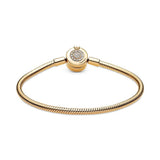 PANDORA Signature Moments Pulsera de cadena de serpiente con cierre con diseño de corona centelleante en O chapada en oro de 14 quilates con circonitas cúbicas transparentes, 17