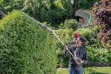 IKRA Tijeras Cortasetos 2 en 1 ICPH 2050 con pértiga telescópica para setos Altos, Incl. batería de 20V, estación de Carga y Cinta de Hombro