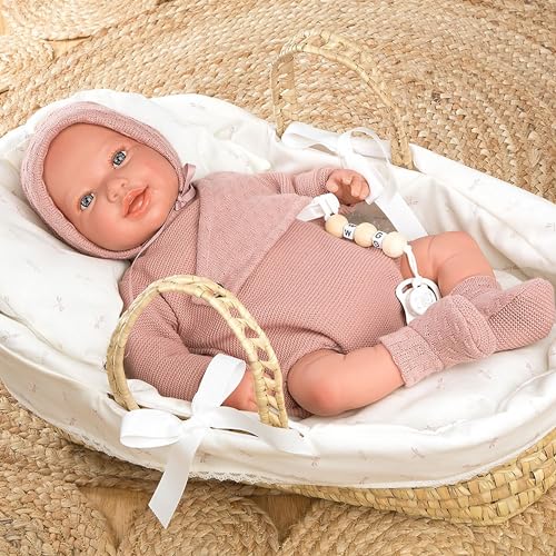 ARIAS - Muñeca Reborn Avana de 45 cm con Canastilla Mimbre, Bebé Realista con Ropita Rosa, Chupete y Chupetero, Extremidades de Vinyl y Cuerpo Blando, Juguete para Niños y Niñas +3 años (ARI98122)