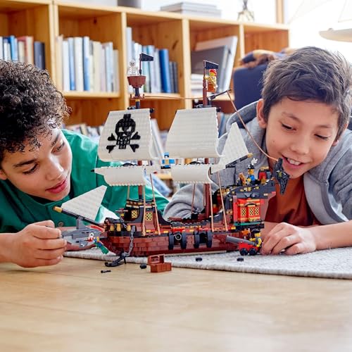 LEGO Creator 3-en-1 Barco Pirata, Isla Calavera o Taberna, Juego Creativo de Construcción con Tiburón de Juguete y Mini Figuras, Regalo para Niños y Niñas de 9 Años o Más 31109