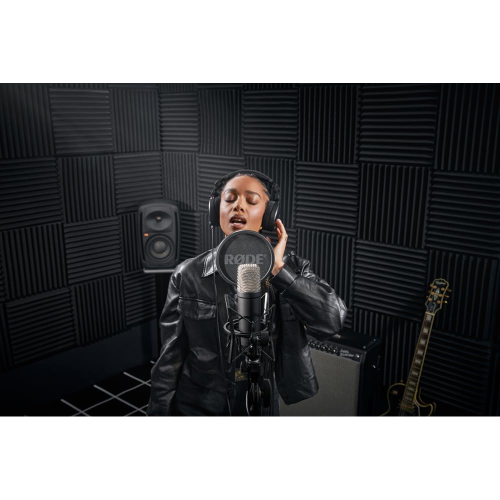 RØDE NT1 Signature Series micrófono de condensador de gran diafragma de la con soporte antivibraciones, filtro antipop y cable XLR para producción musical, grabación de voz, streaming y podcasting