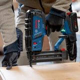 Bosch Professional 18V System clavadora madera batería GNH 18V-50 M (modo disparo por impacto simple, apto para clavos: 16-54 mm, 1,2 mm y ángulo de clavado de 0°, sin baterías en L-BOXX)
