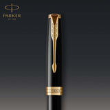 Parker Sonnet - Pluma estilográfica (lacada en negro, con adorno dorado y plumín de punto fino, en estuche)