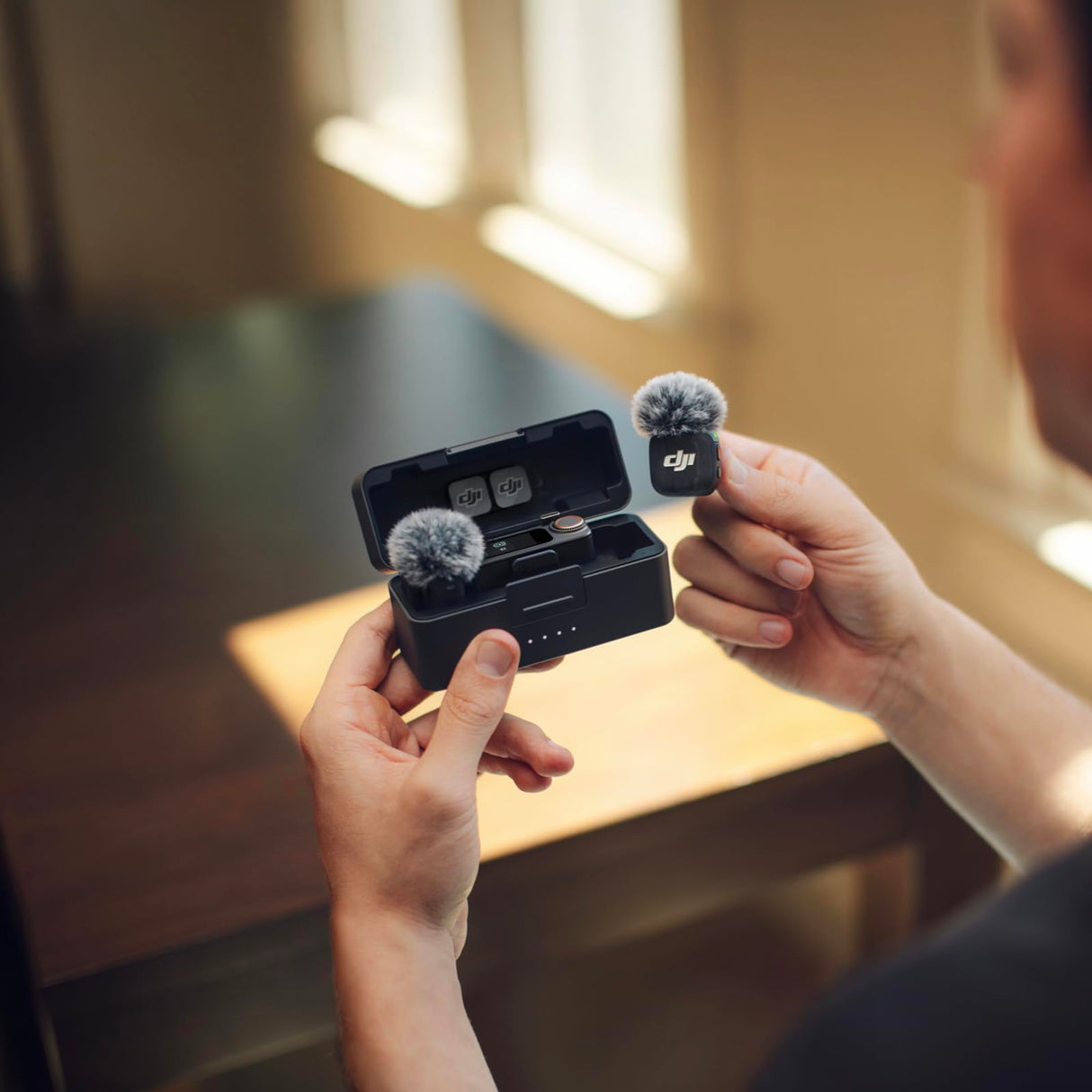 DJI Mic 3 (2 TX + 1 RX + Estuche de Carga), micrófono inalámbrico para iPhone/cámara/Android, Ultraligero, Control de Ganancia adaptativo para Volumen equilibrado, 28 Horas de Uso, vlog