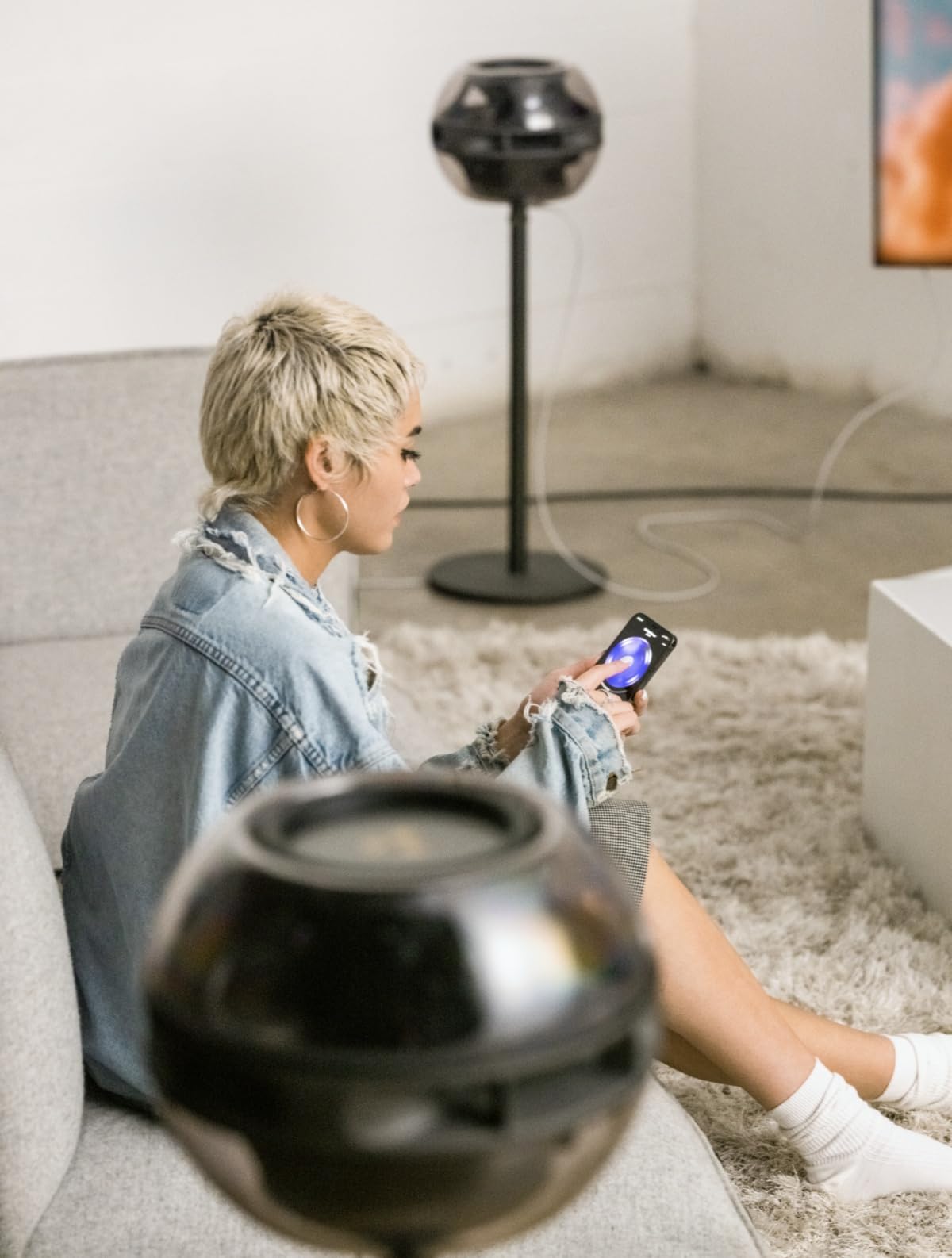Syng Cell Alpha Altavoz HiFi inalámbrico (WiFi, Spotify Connect, Apple AirPlay 2, Multiroom, Syng Space App, Triphonic Audio) con Soporte de Suelo