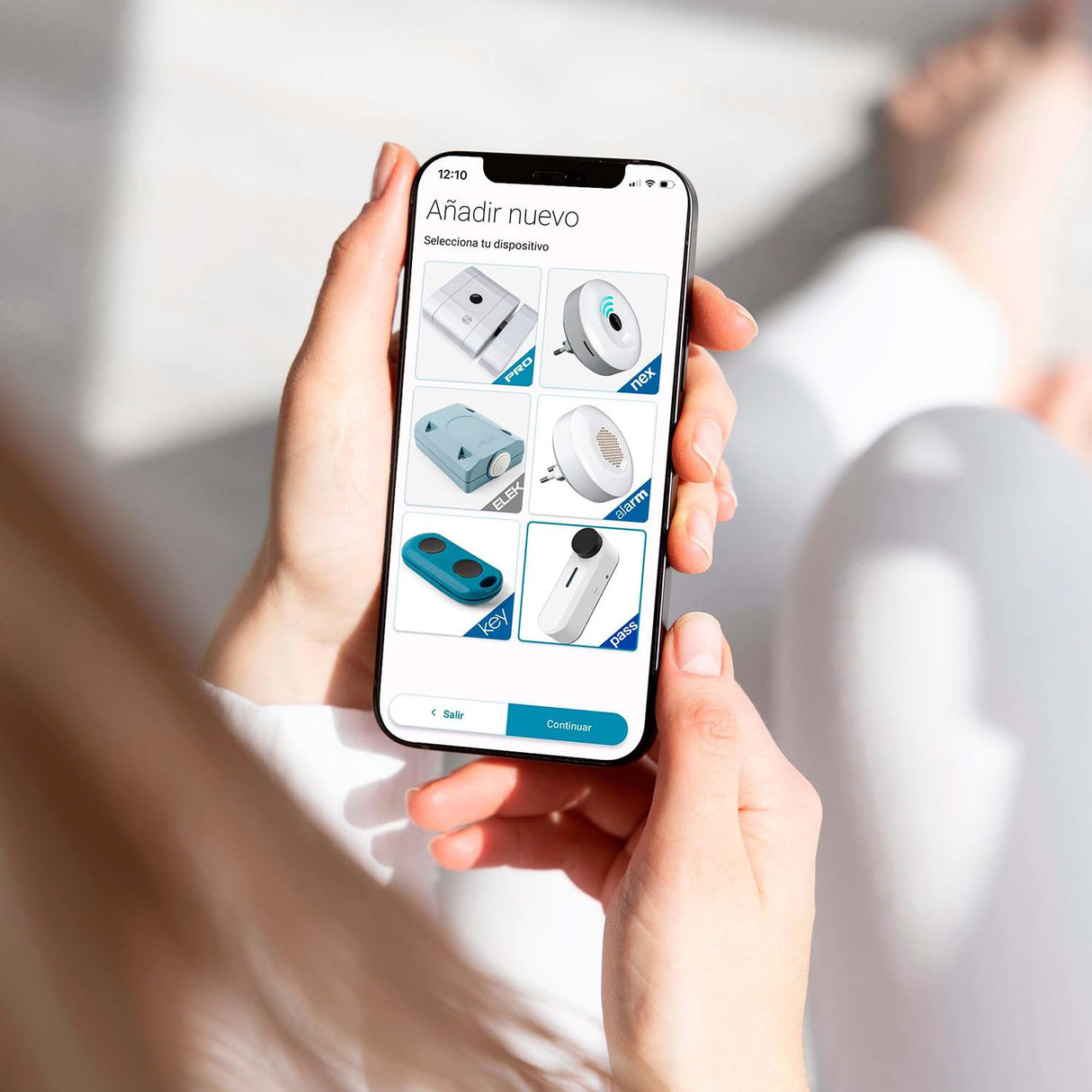 int_PASS de AYR, Smart Lock para puerta de entrada. Made in SPAIN. Acceso seguro y remoto sin llaves. Auto instalación. Cerradura electrónica acabado blanco mate.