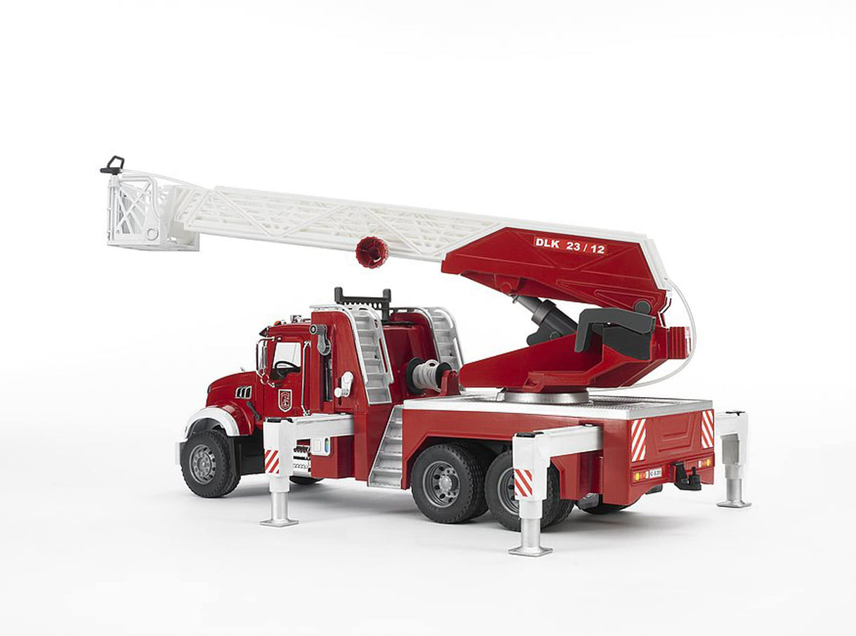 bruder 02821 - Camión de bomberos Mack Granite con bomba - 1:16 Vehículo, Camión de bomberos, Llamada de emergencia, Camión de bomberos, Juguete