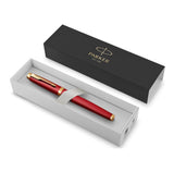 Parker IM bolígrafo roller | Lacado en rojo Premium con adornos dorados | Punta fina con recambio de tinta negra | Estuche de regalo