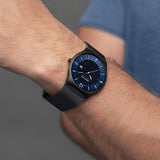BERING 14440-227 Reloj solar para hombre con caja de acero inoxidable de 40 mm con acabado negro y esfera azul, correa milanesa, cristal de zafiro y resistencia al agua de 5 ATM