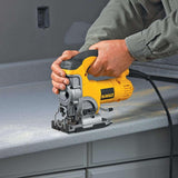 Dewalt DW331K-QS - Sierra de calar 701w electrónica con puño cerrado + maletín