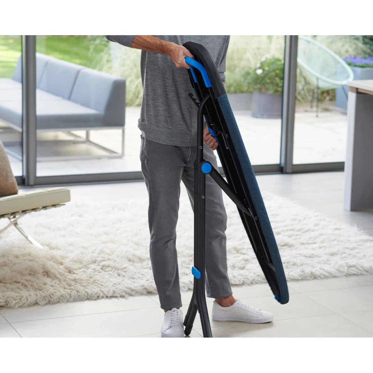 Joseph Joseph Glide Plus Tabla de Planchar 130 x 38 cm, Altura Regulable, Reposaplancha Resistente al Calor, Funda de Algodón Súper Absorbente, Negra/Azul