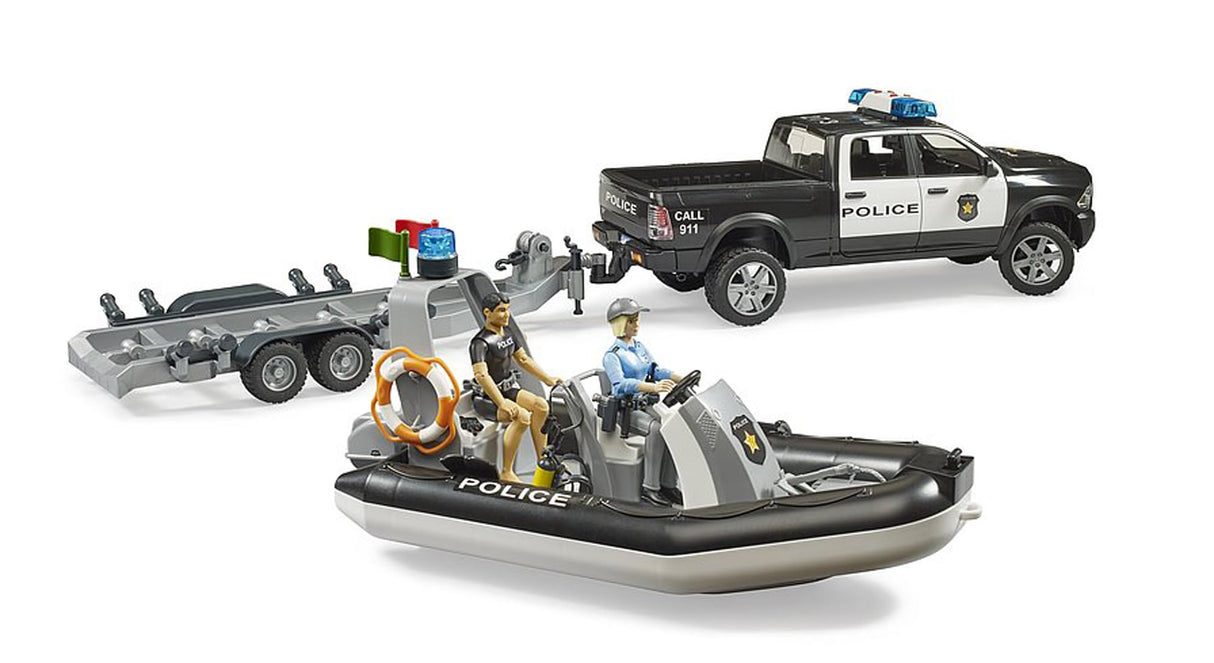 bruder 02507 - RAM 2500 Polizei Pick-up, módulo de luz y sonido, remolque con bote, 2 figuras - 1:16 Vehículo de emergencia, servicio de rescate, policía, buzo, bworld, Toys