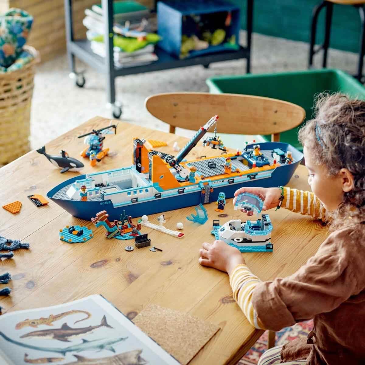 LEGO 60368 City Barco Explorador del Ártico, Barco Grande de Juguete Que Flota con Helicóptero, Sub, Naufragio Vikingo, Minifiguras y una Figura de Orca, Regalo para Niños y Niñas de 7 Años o Más