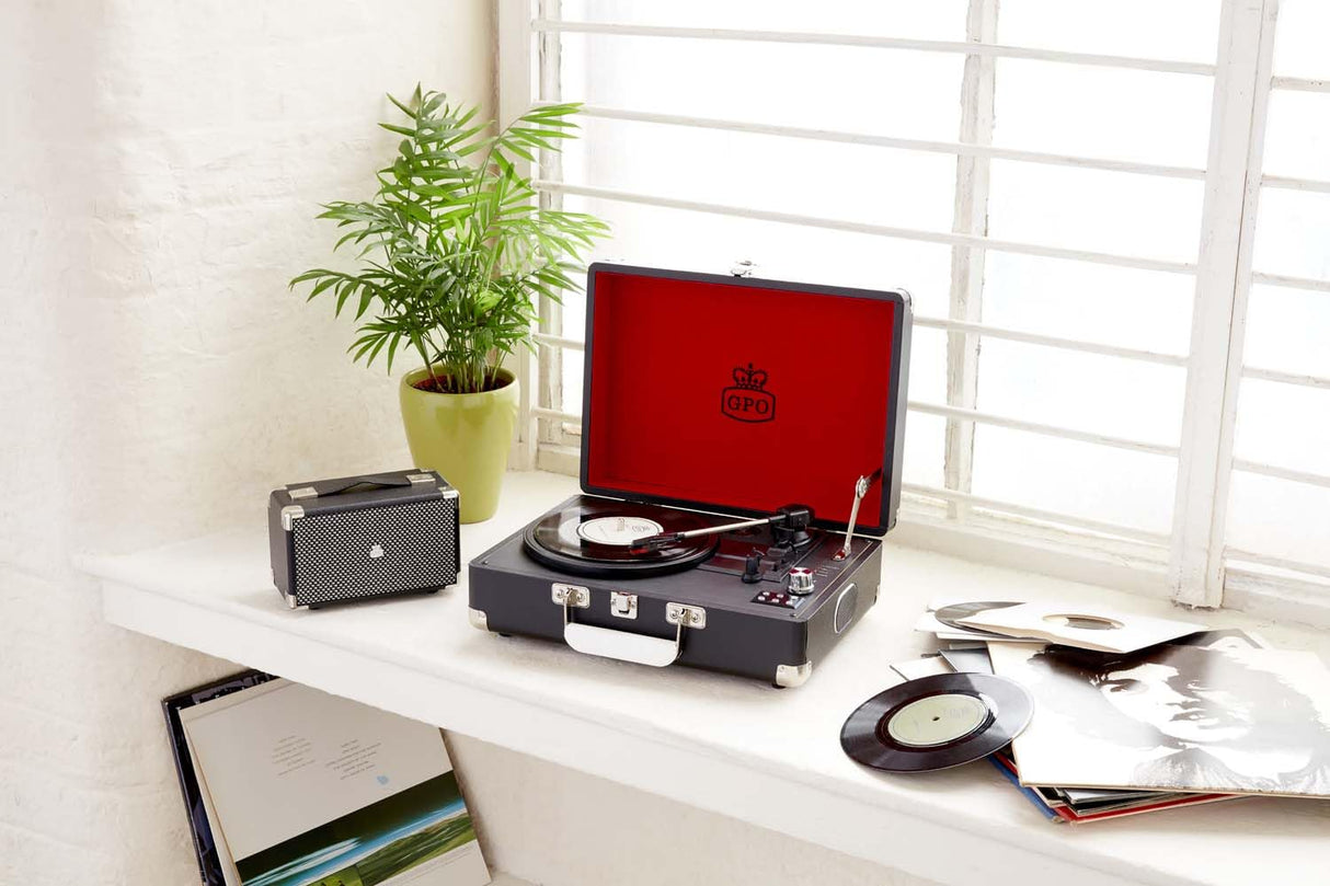 GPO Attache Tocadiscos para vinilos con diseño de maletín y altavoces integrados - Negro jet