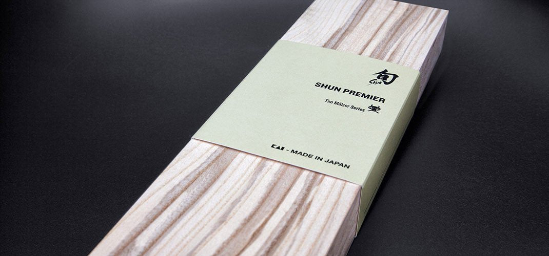 KAI Shun Premier Tim Mälzer Cuchillo japonés para pelar con hoja de 5 cm - Núcleo VG-MAX 61 HRC, 32 capas de Damasco pulido - Mango de madera de Pakka color marrón medio - Superficie martillada