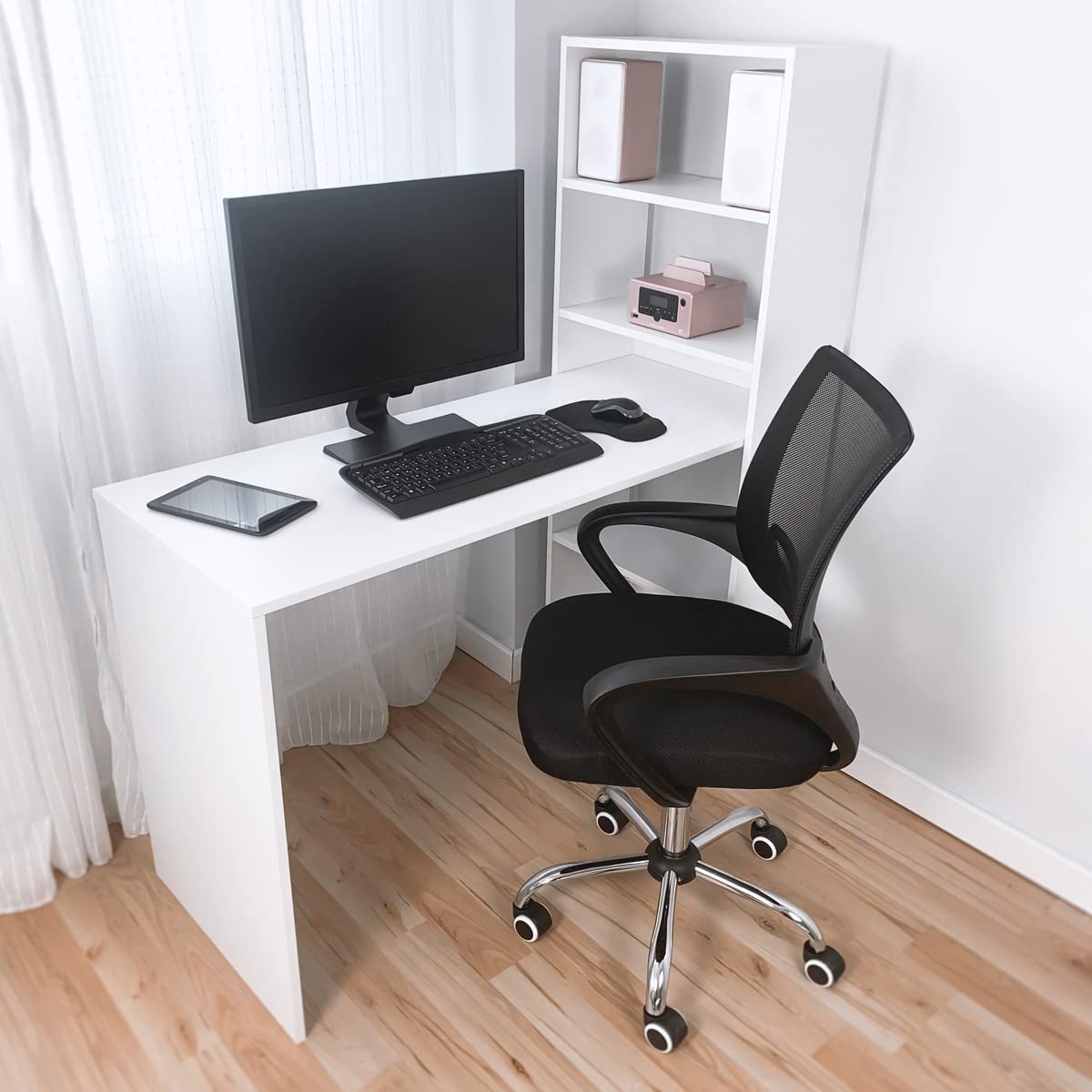 Mattfy - Mesa de Escritorio Multifuncional con Estantería Integrada, Acabado en Blanco, Ideal para Espacios de Trabajo y Estudio, Medidas: 122 cm (Ancho) x 53,2 cm (Fondo) x 140 cm (Alto)