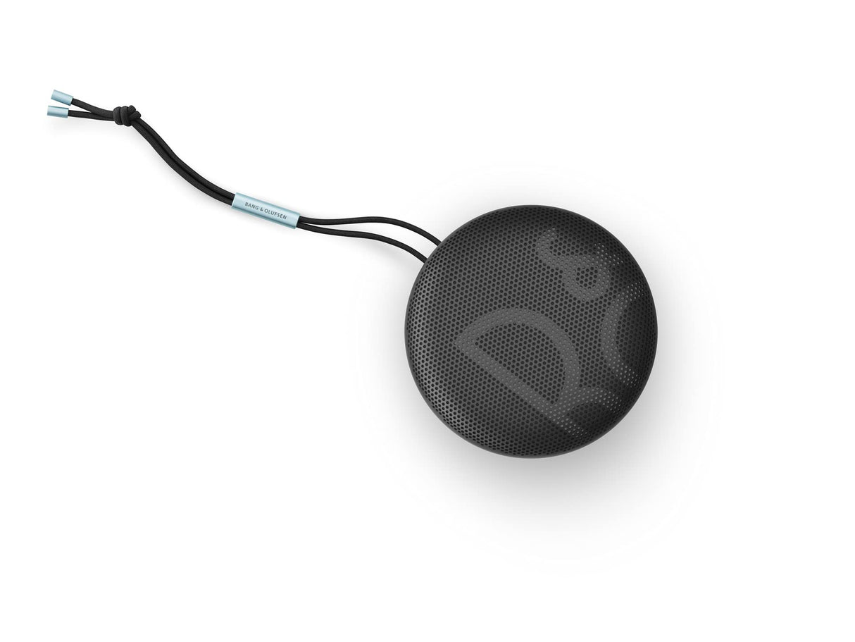 Bang & Olufsen Beosound A1 (2.ª Gen) Altavoz Bluetooth Inalámbrico Portátil Resistente al Agua y al Polvo con Sonido de 360 Grados, Alexa y Speakerphone, hasta 18 Horas de Batería - Oxygen
