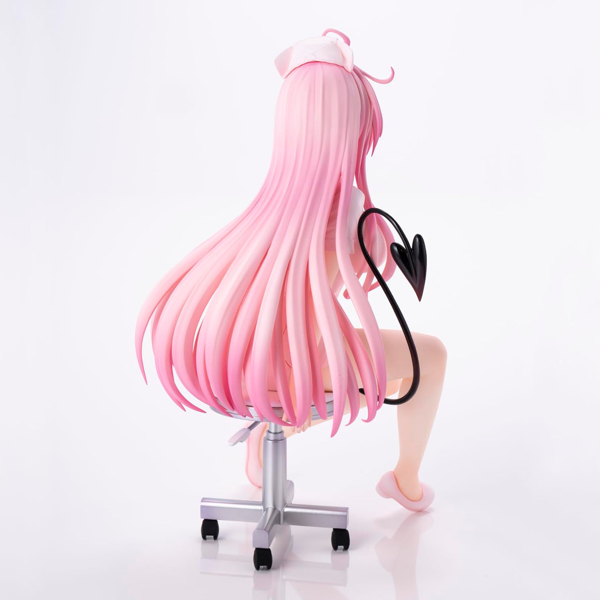 To Love-Ru Darkness statuette PVC Lara Satalin Deviluke Nurse Cos 26 cm