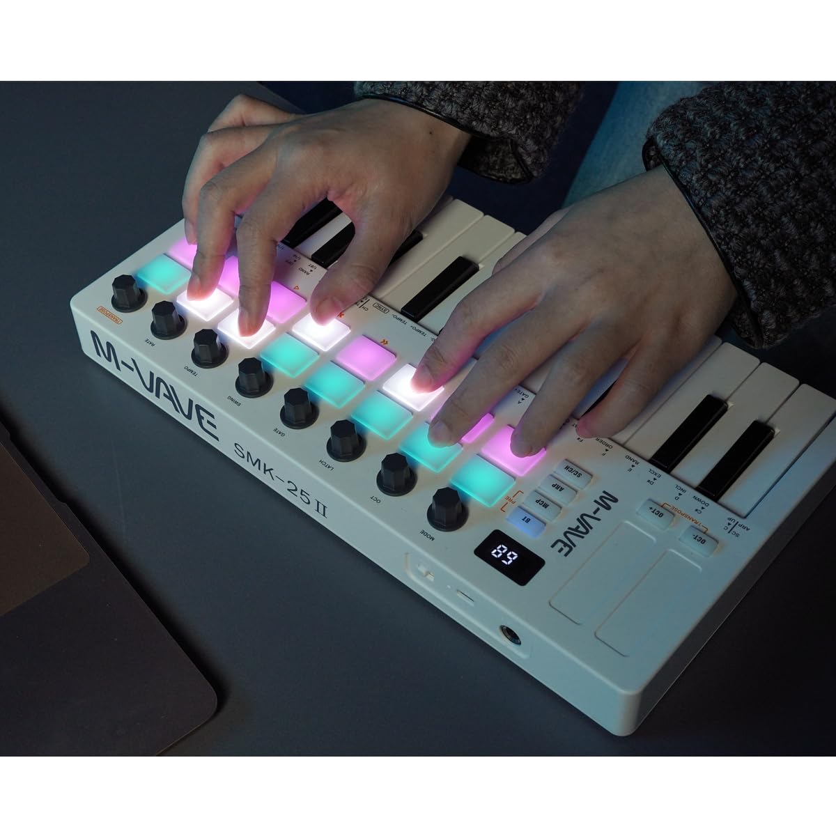 M-Vave SMK 25 MKII - Teclado Controlador Inalámbrico BT Midi con 16 Drum Pads Retroiluminados, 8 Botones, Arpegio, USB, Blanco