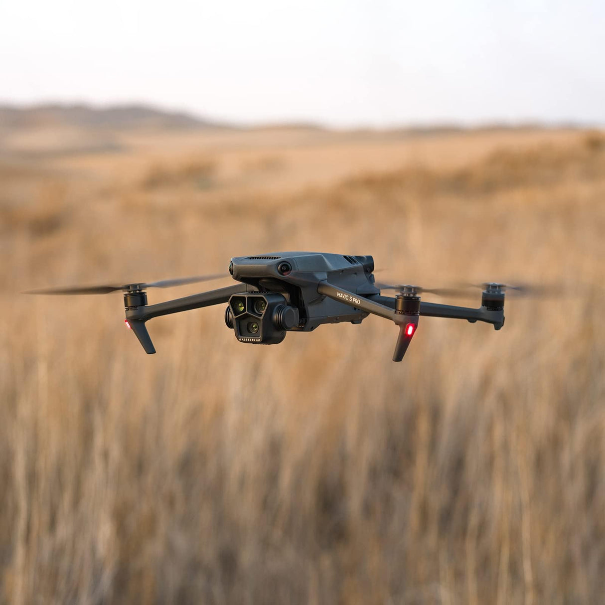 DJI Mavic 3 Pro Pack Vuela Más con DJI RC Pro (pantalla de alto brillo), Mando a distancia, cámara Hasselblad con CMOS 4/3, tres baterías de vuelo inteligentes, centro de carga, juego de filtros ND