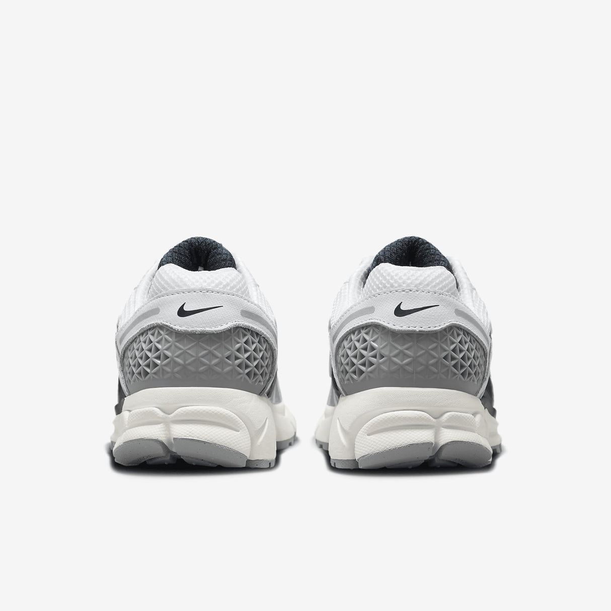 NIKE Zoom Vomero 5, Sneaker Mujer, White Metallic Silver Armory Navy Sail, 42 EU