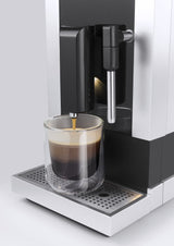 CASO Café Crema One - Cafetera superautomática con pantalla táctil, molinillo silencioso incorporado, Espumador de Leche, Boquilla vapor, Función de precalentamiento, negra y plateado