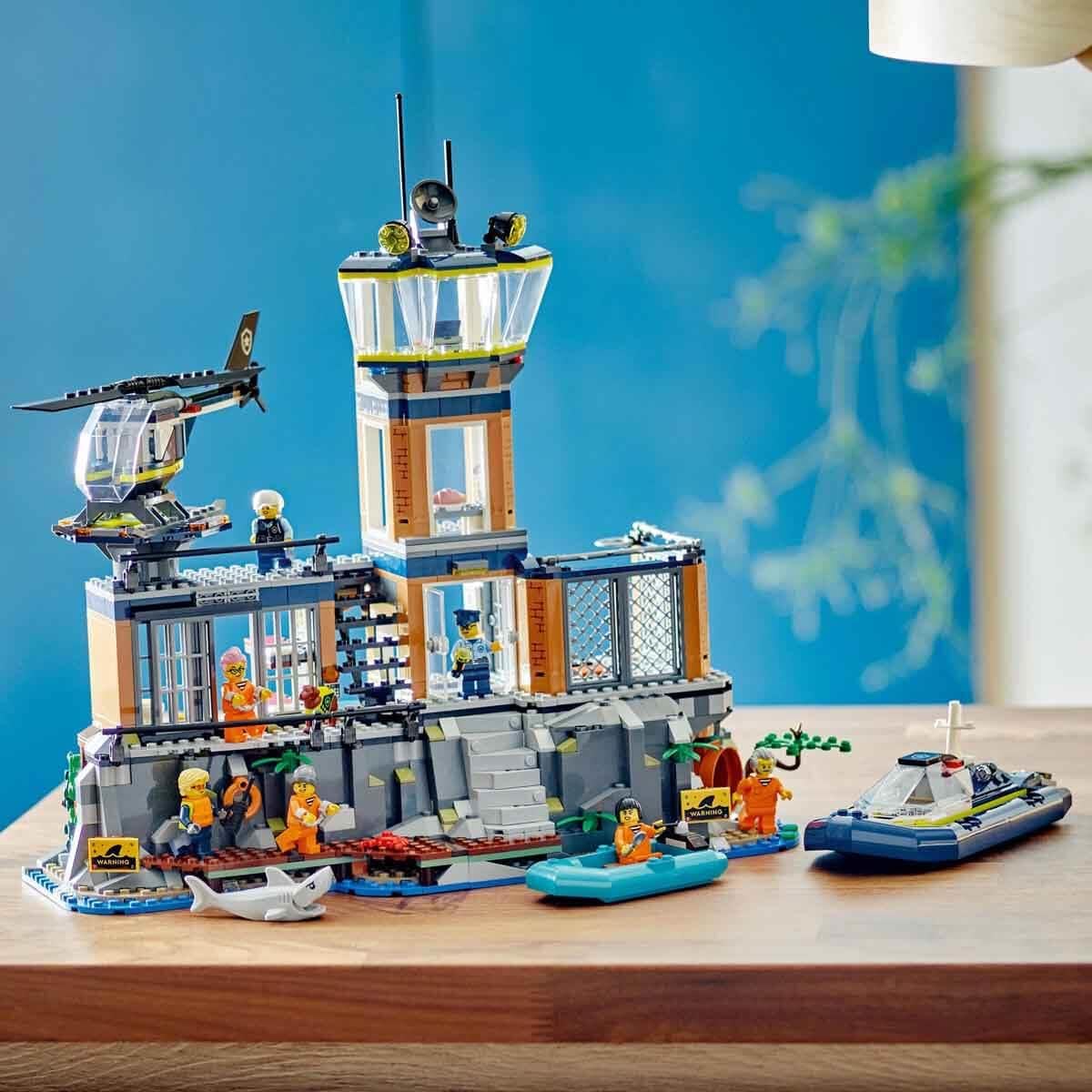 LEGO City Isla Prisión de la Policía, Regalo de Cumpleaños para Niños y Niñas de 7 Años o Más, Helicóptero, Barco, Lancha y Cárcel de Juguete, 7 Minifiguras y Figuras de Animales Perro y Tiburón 60419