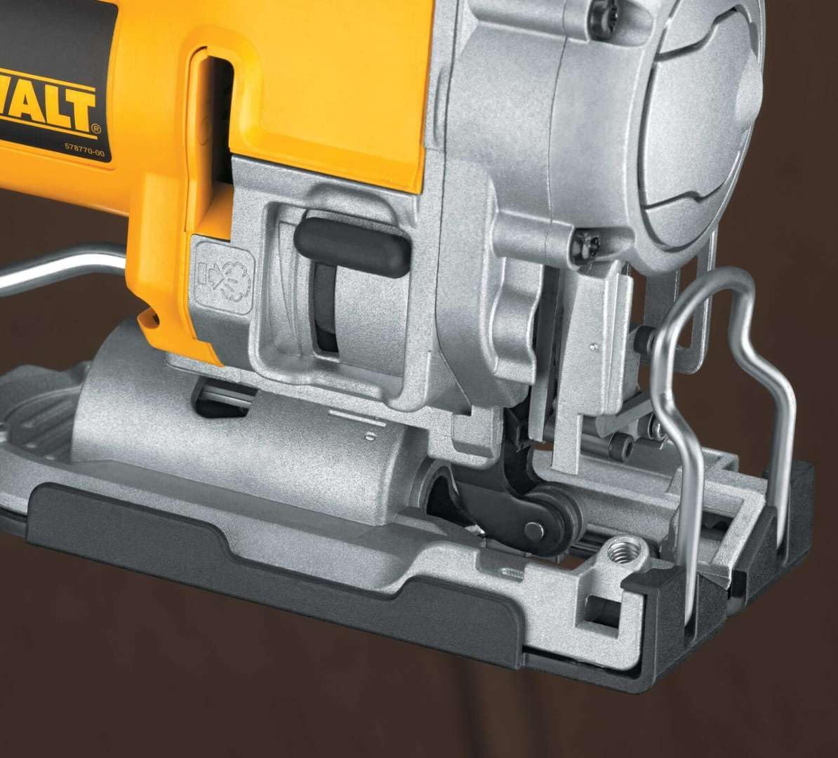 Dewalt DW331K-QS - Sierra de calar 701w electrónica con puño cerrado + maletín