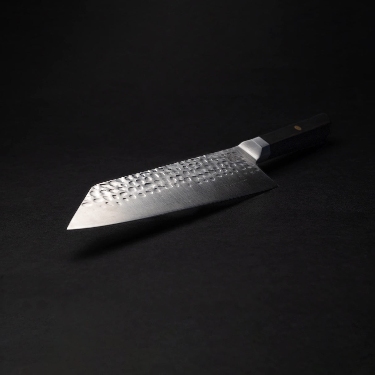 KOTAI | Cuchillo Bunka Santoku | Hoja de 17cm | Cuchillo multiusos | Afilado y forjado a mano | Acero inoxidable japonés ultra afilado 440C | Mango de madera de ébano | Tang oculto completo
