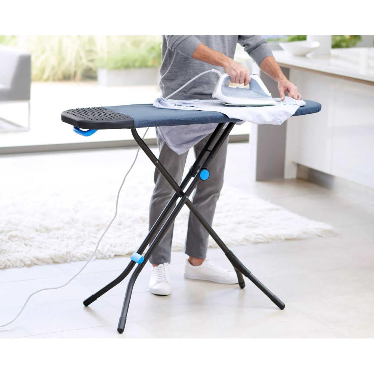 Joseph Joseph Glide Plus Tabla de Planchar 130 x 38 cm, Altura Regulable, Reposaplancha Resistente al Calor, Funda de Algodón Súper Absorbente, Negra/Azul