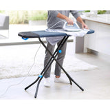 Joseph Joseph Glide Plus Tabla de Planchar 130 x 38 cm, Altura Regulable, Reposaplancha Resistente al Calor, Funda de Algodón Súper Absorbente, Negra/Azul