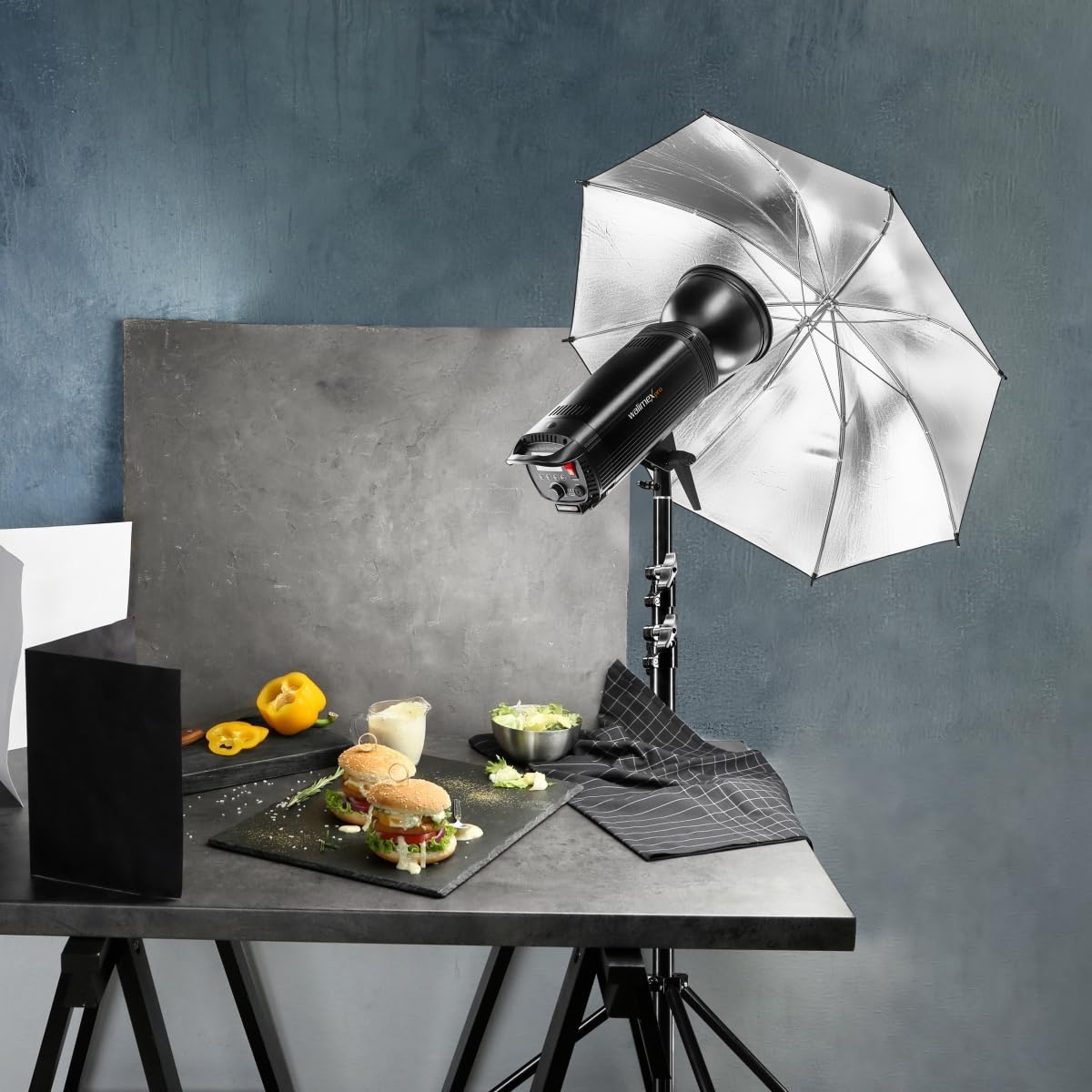Walimex pro Niova 200 Plus - Lámpara de vídeo LED Regulable con Reflector Bowens y difusor Suave, luz de Estudio con tecnología LED COB I 5600 K, CRI=93 I, Intensidad Regulable de 10 a 100%