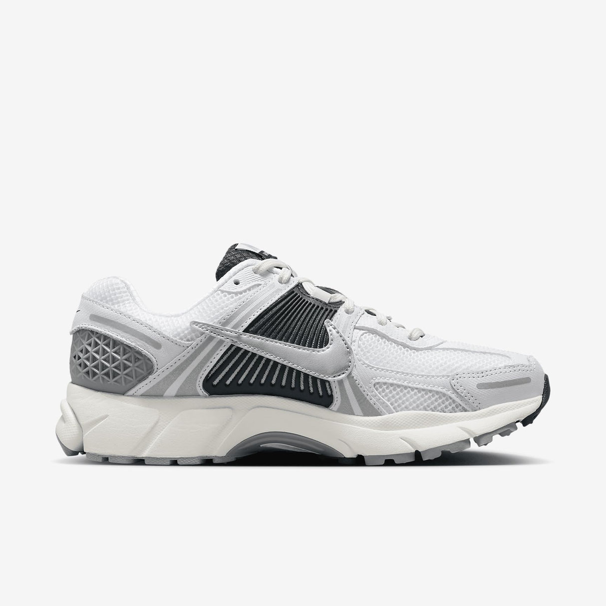 NIKE Zoom Vomero 5, Sneaker Mujer, White Metallic Silver Armory Navy Sail, 42 EU