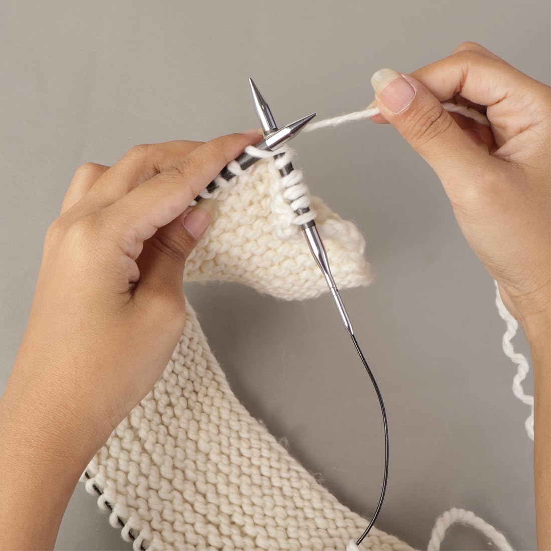 KnitPro Karbonz Kit de Agujas Intercambiables - Pares de Alfileres Circulares de 9x10 con Accesorios Karbonz Deluxe Set para Principiantes, Profesionales y Caja de Regalo