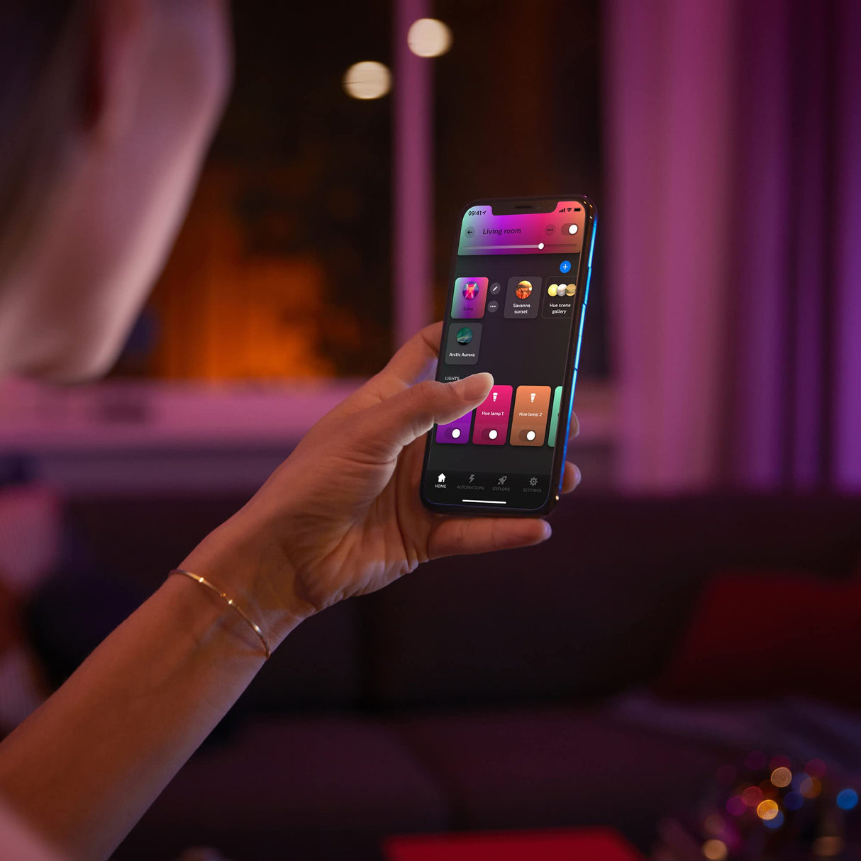 Philips Hue - Kit Perifo Iluminación en carril White and Color Ambiance - Set base de pared (blanco) de 200cm con 2 focos y tubo de luz Gradient - Anclajes incluidos