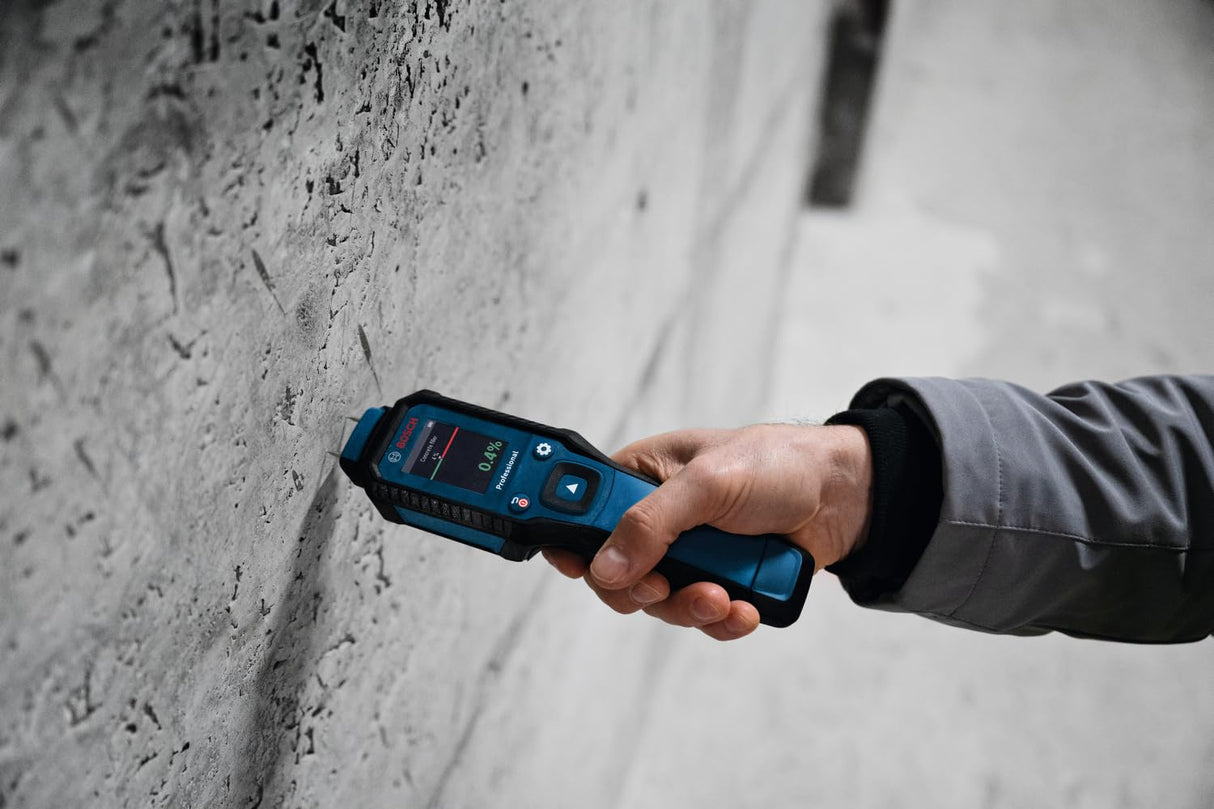 Medidor de humedad GMP 1-13 de Bosch Professional (basado en clavijas, mide 37 tipos de madera y 10 materiales de construcción, clasificación IP65, LCD de alto contraste, 2 pilas AA, bolsa)