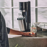 SodaStream Duo Pack - Máquina Gasificadora de Agua Color Negro con 2 Botellas Fuse de 1L 2 Botellas Fuse Glass de Cristal de 1L y 1 Cilindro de Gas Color Rosa, para Preparar hasta 60L de Agua con Gas