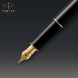 Parker Sonnet - Pluma estilográfica (lacada en negro, con adorno dorado y plumín de punto fino, en estuche)