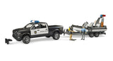 bruder 02507 - RAM 2500 Polizei Pick-up, módulo de luz y sonido, remolque con bote, 2 figuras - 1:16 Vehículo de emergencia, servicio de rescate, policía, buzo, bworld, Toys